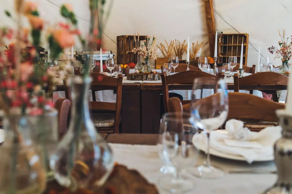 Trendy ślubne 2025 – Co jest modne w dekoracjach, sukniach i motywach przewodnich wesel